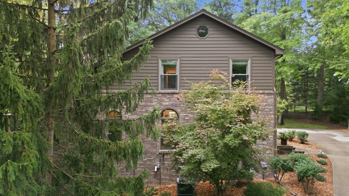 Delivered listing photograph 4