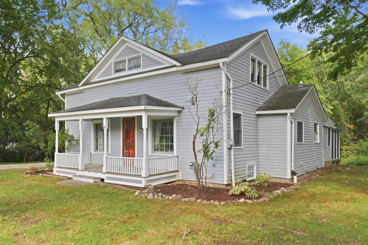Listing photo 2 — 32100 W 9 Mile Rd, Farmington, MI