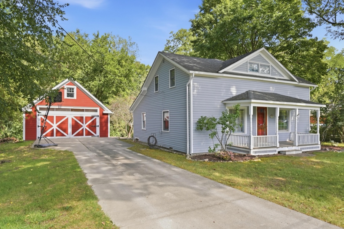 Listing photo 3 — 32100 W 9 Mile Rd, Farmington, MI