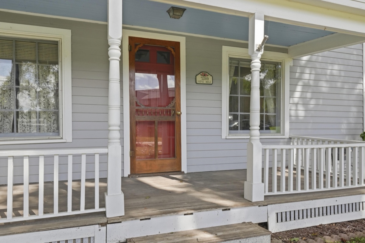 Listing photo 4 — 32100 W 9 Mile Rd, Farmington, MI