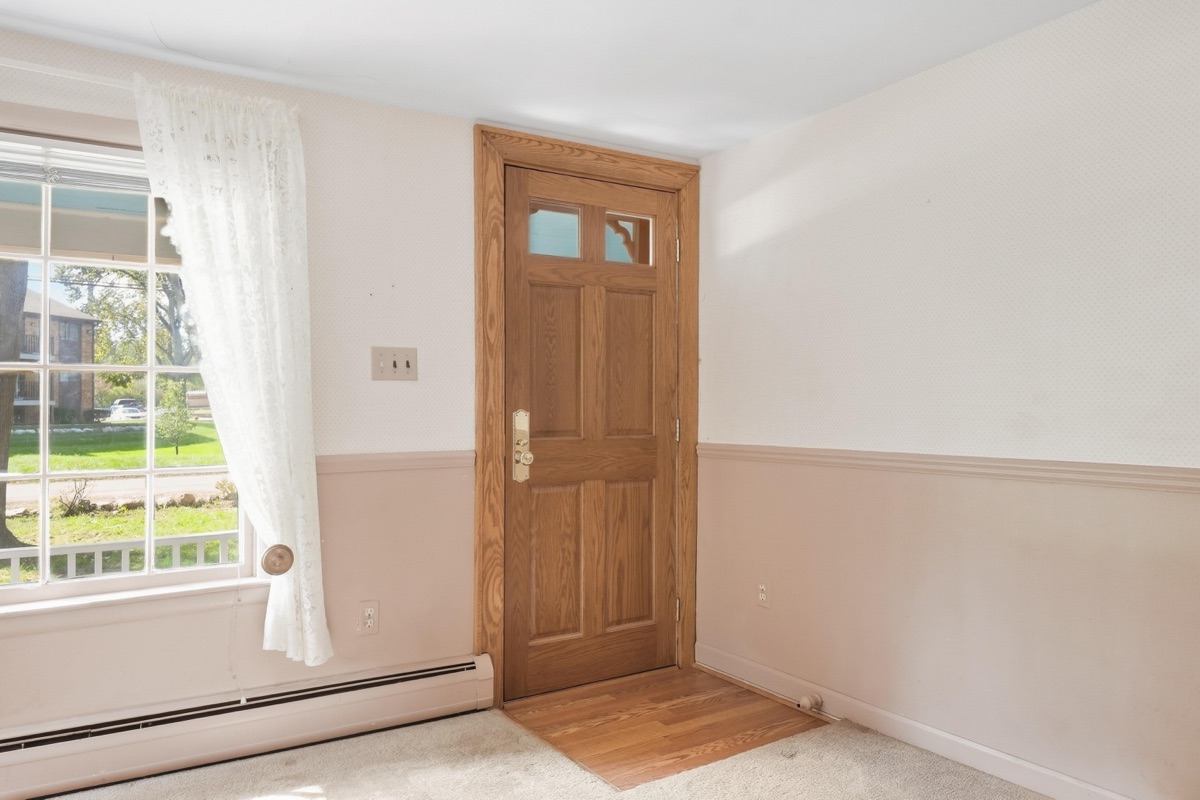 Listing photo 5 — 32100 W 9 Mile Rd, Farmington, MI