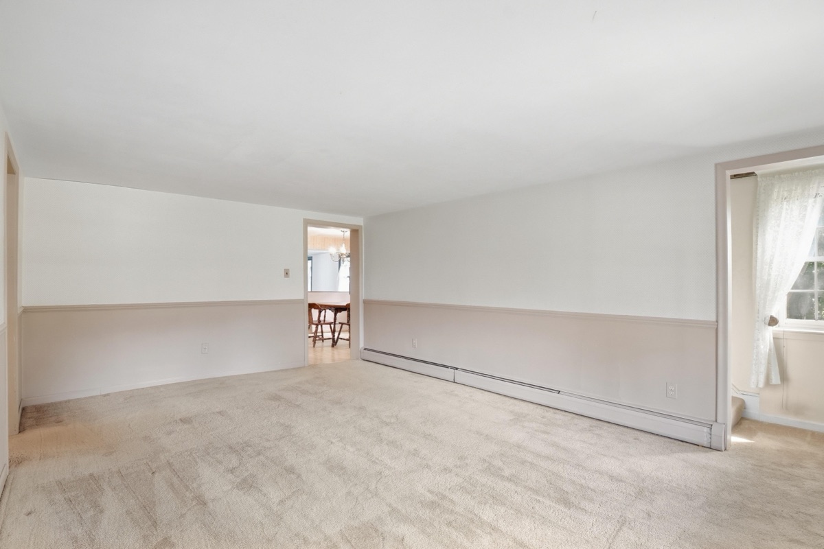 Listing photo 6 — 32100 W 9 Mile Rd, Farmington, MI