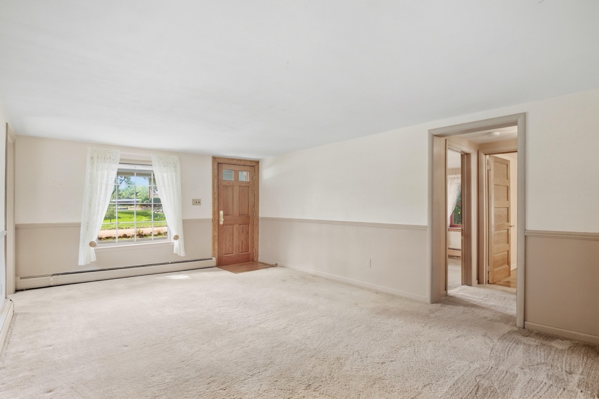 Listing photo 8 — 32100 W 9 Mile Rd, Farmington, MI