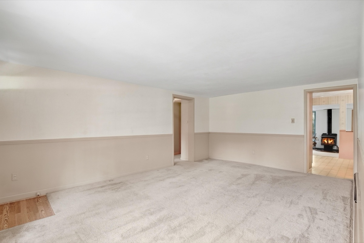 Listing photo 10 — 32100 W 9 Mile Rd, Farmington, MI