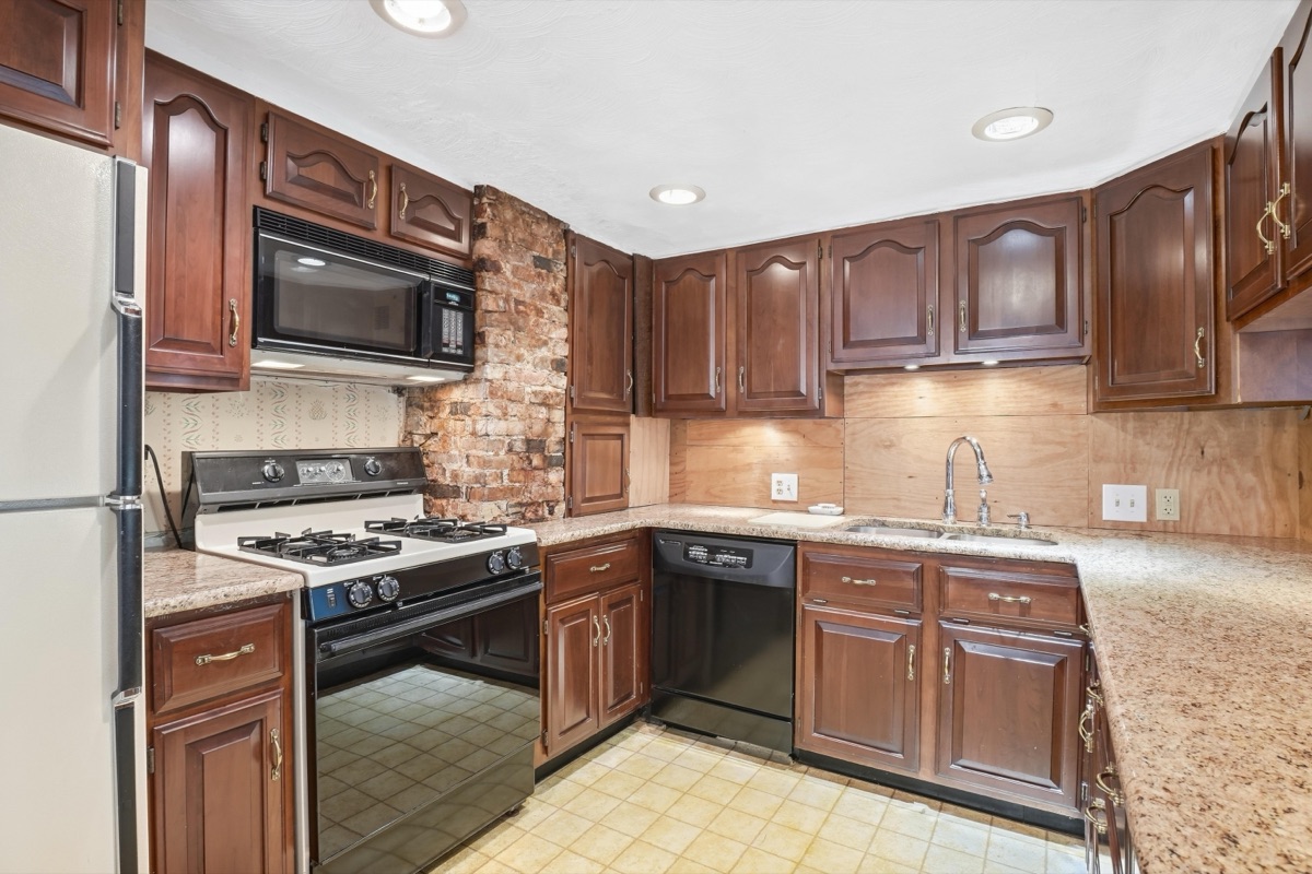 Listing photo 11 — 32100 W 9 Mile Rd, Farmington, MI