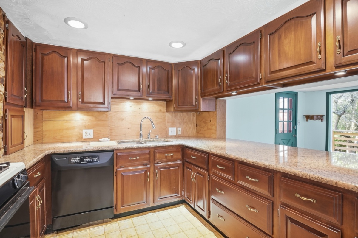 Listing photo 14 — 32100 W 9 Mile Rd, Farmington, MI