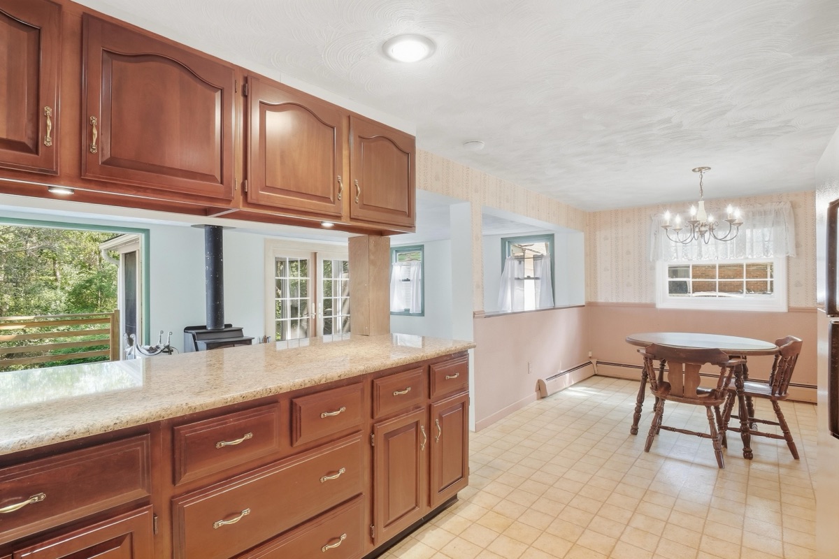 Listing photo 15 — 32100 W 9 Mile Rd, Farmington, MI