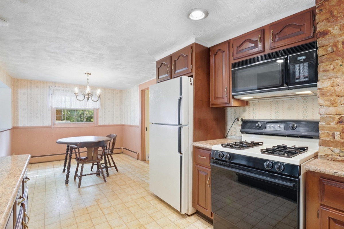 Listing photo 16 — 32100 W 9 Mile Rd, Farmington, MI