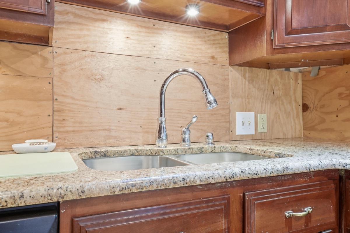 Listing photo 17 — 32100 W 9 Mile Rd, Farmington, MI