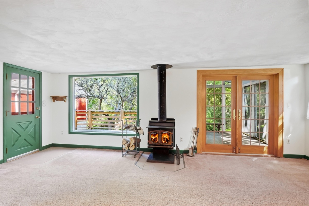 Listing photo 22 — 32100 W 9 Mile Rd, Farmington, MI