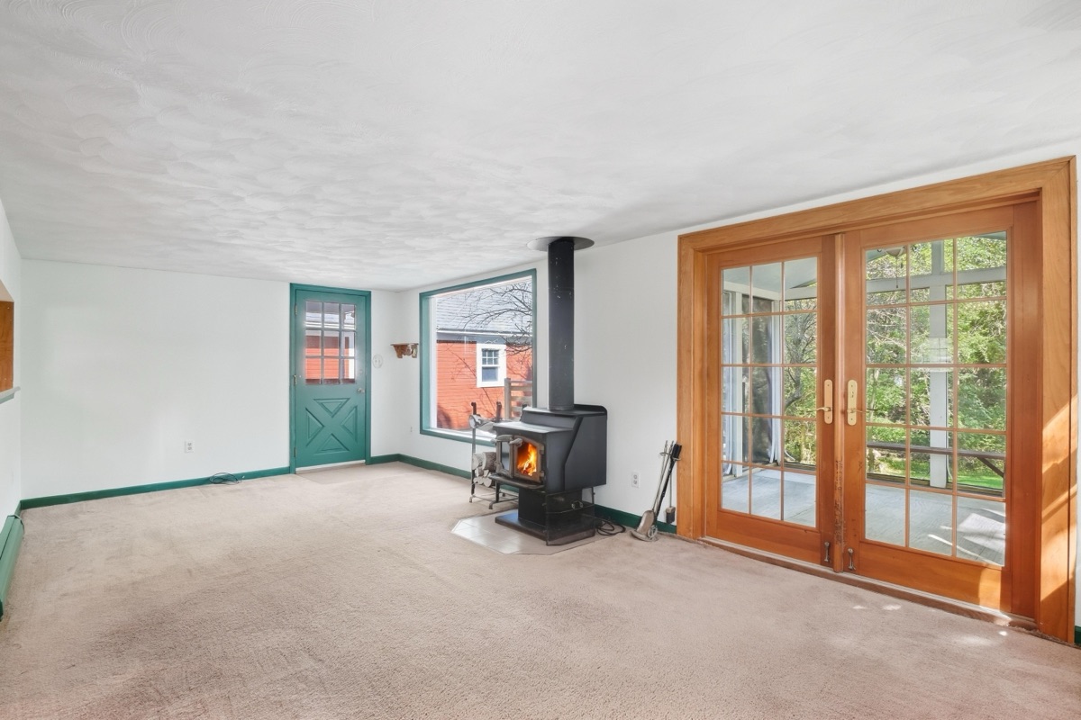 Listing photo 26 — 32100 W 9 Mile Rd, Farmington, MI