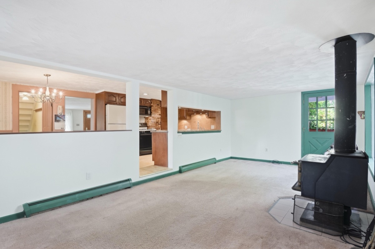 Listing photo 27 — 32100 W 9 Mile Rd, Farmington, MI