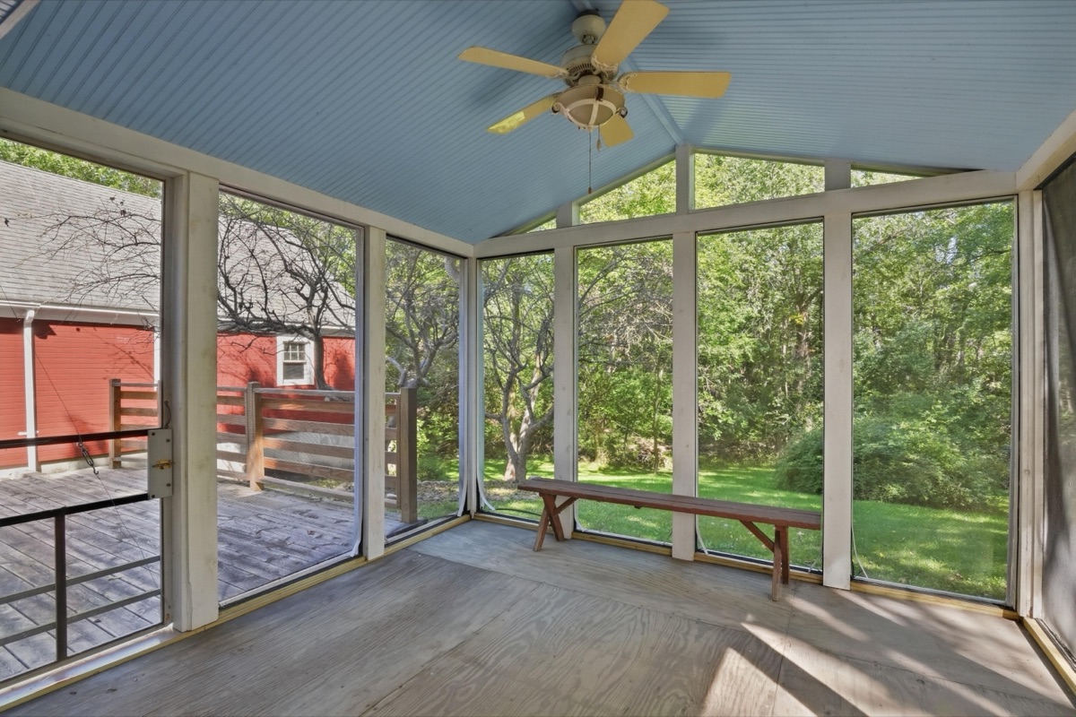 Listing photo 28 — 32100 W 9 Mile Rd, Farmington, MI
