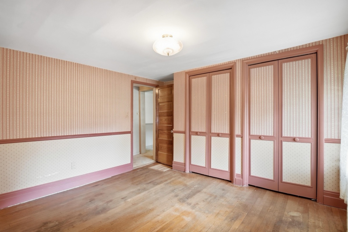 Listing photo 32 — 32100 W 9 Mile Rd, Farmington, MI