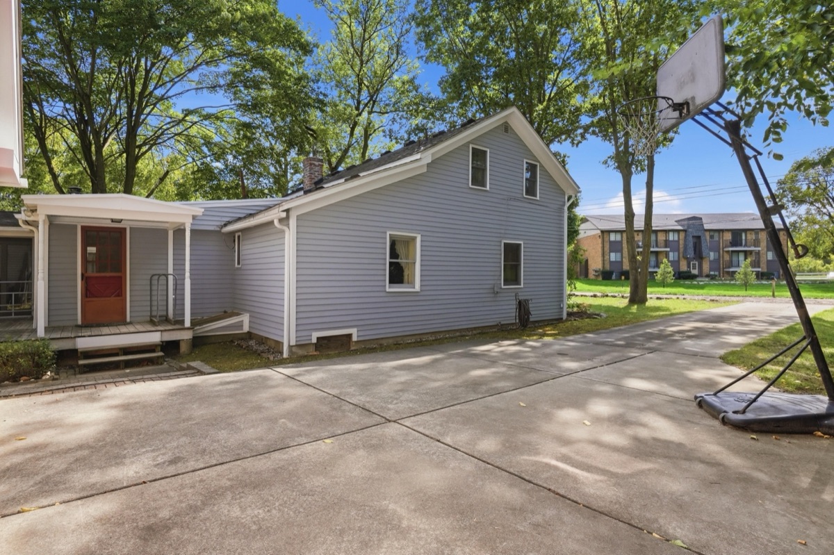 Listing photo 61 — 32100 W 9 Mile Rd, Farmington, MI