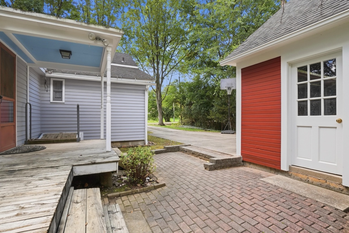 Listing photo 63 — 32100 W 9 Mile Rd, Farmington, MI