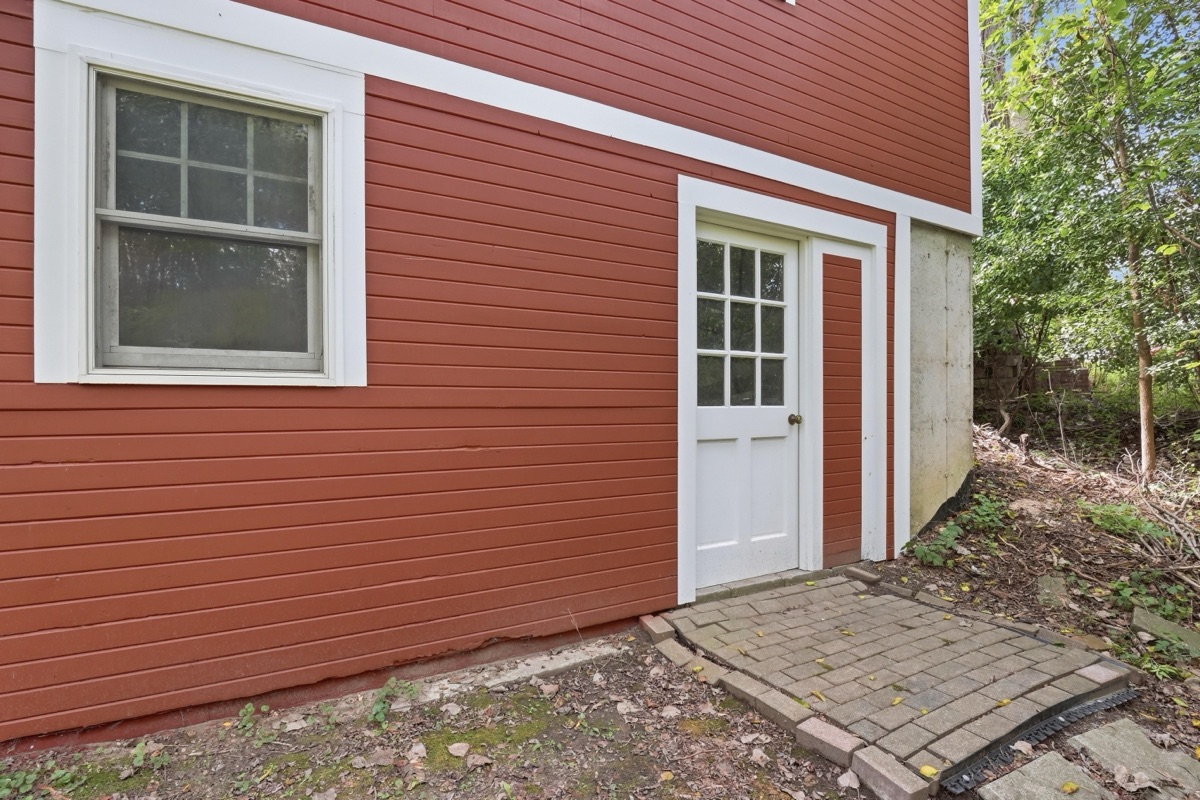 Listing photo 73 — 32100 W 9 Mile Rd, Farmington, MI