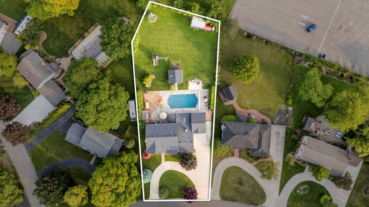 Aerial photo 1 — 32251 Cambridge St, Livonia, MI