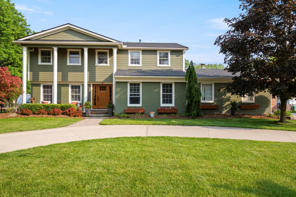 Listing photo 2 — 32251 Cambridge St, Livonia, MI