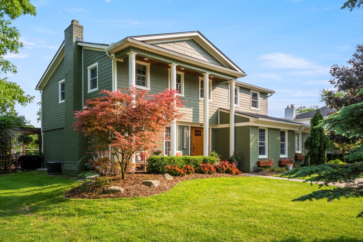 Listing photo 3 — 32251 Cambridge St, Livonia, MI