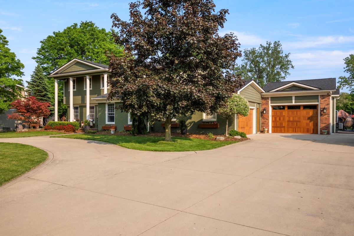 Listing photo 4 — 32251 Cambridge St, Livonia, MI