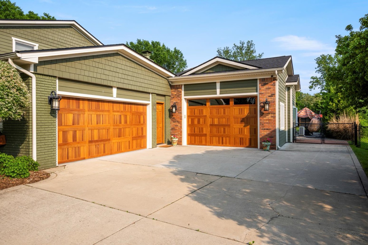 Listing photo 5 — 32251 Cambridge St, Livonia, MI