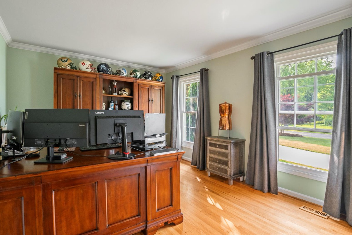 Listing photo 10 — 32251 Cambridge St, Livonia, MI