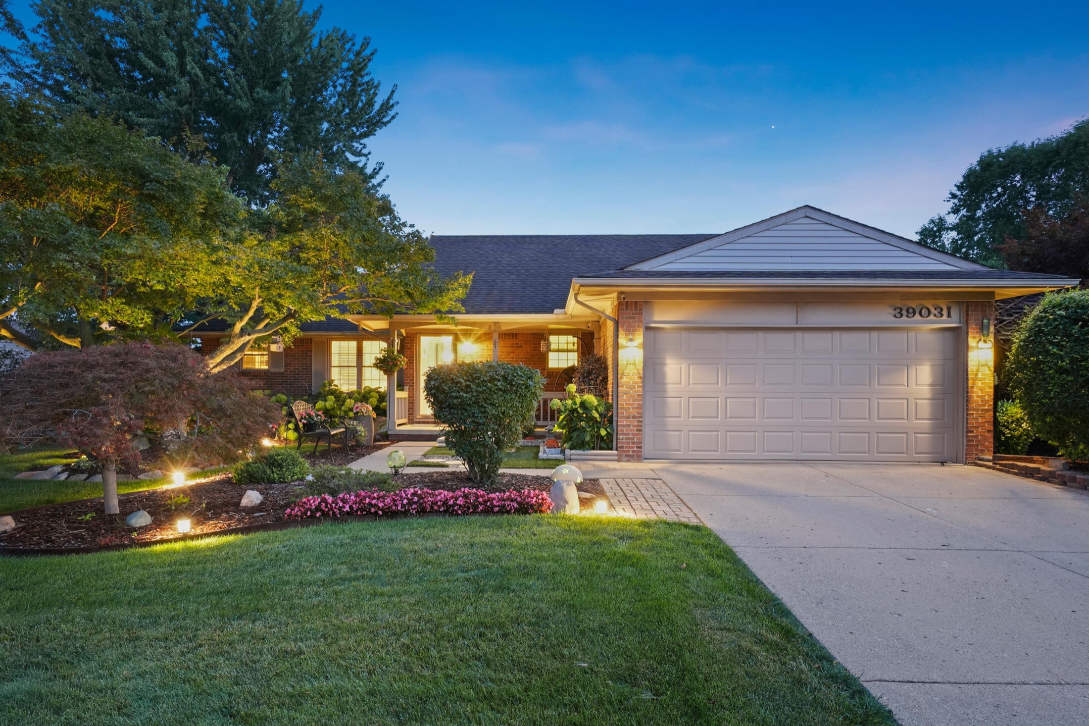 39031 Meeting House Ln, Livonia, MI