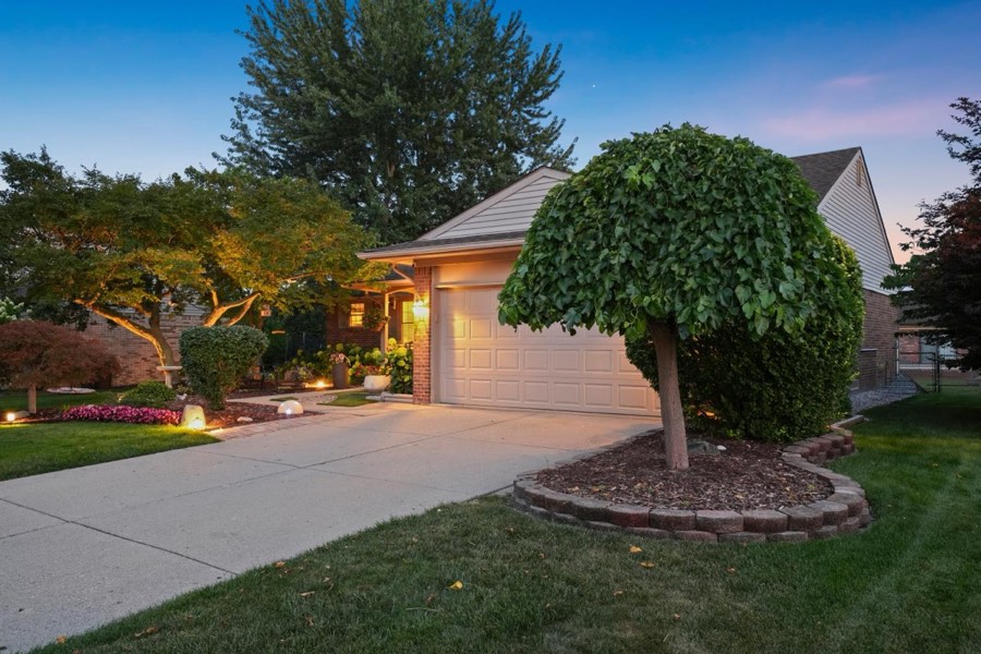 Listing photo 5 — 39031 Meeting House Ln, Livonia, MI
