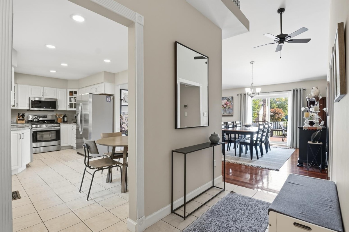 Listing photo 11 — 39031 Meeting House Ln, Livonia, MI