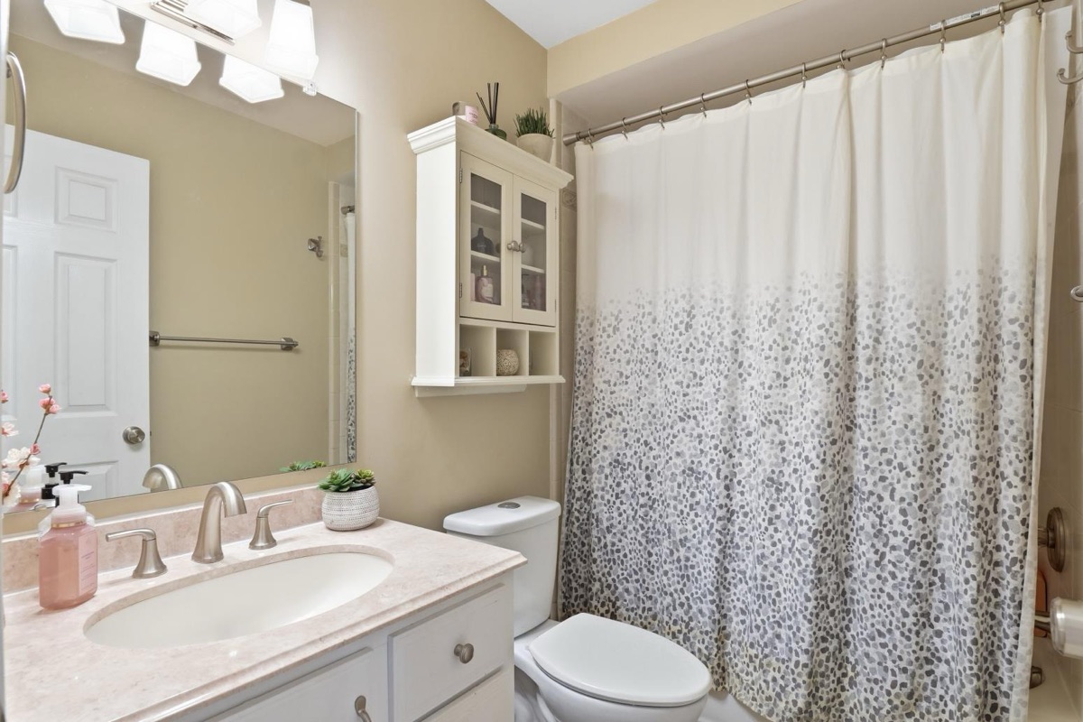 Listing photo 31 — 39031 Meeting House Ln, Livonia, MI