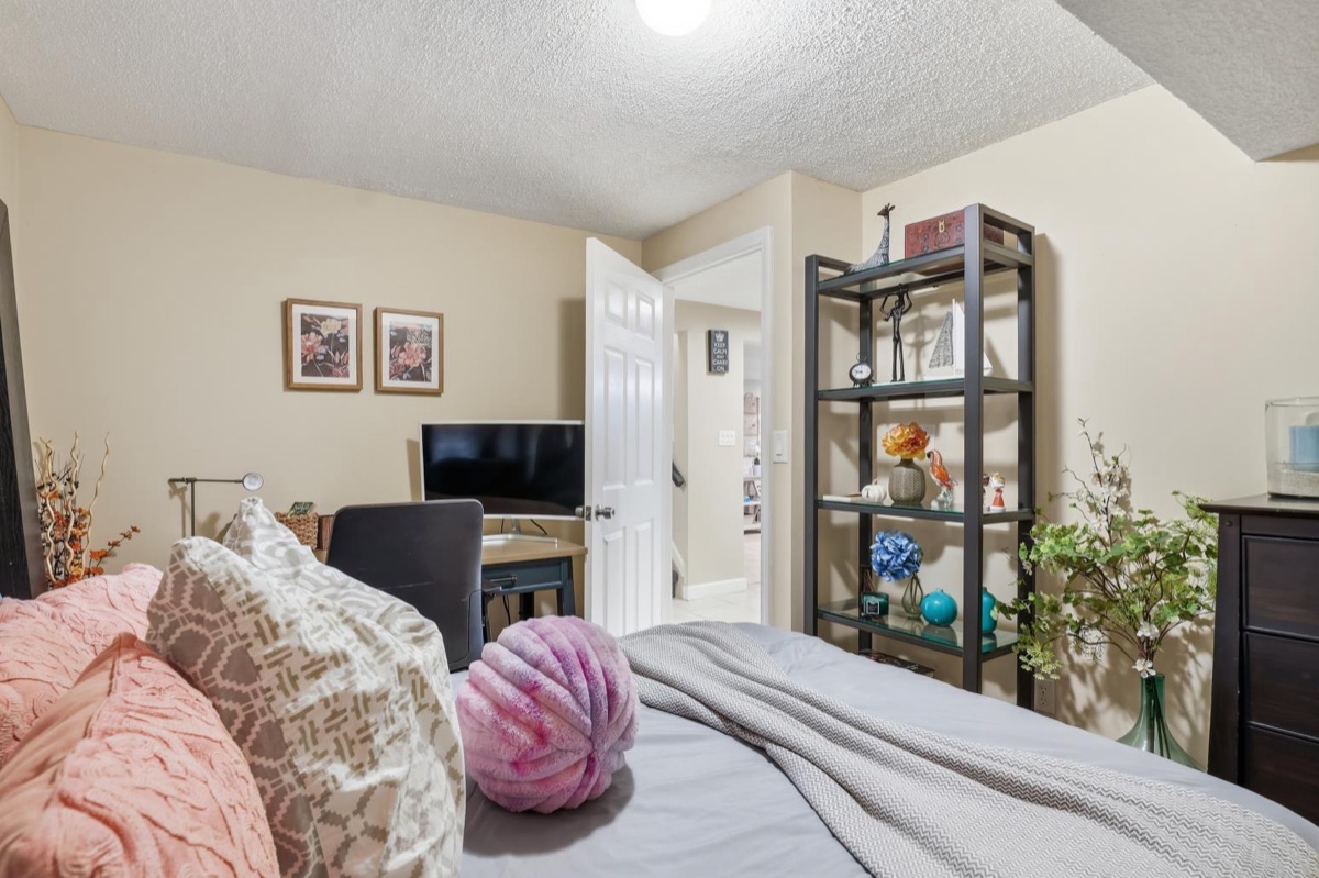 Listing photo 55 — 39031 Meeting House Ln, Livonia, MI
