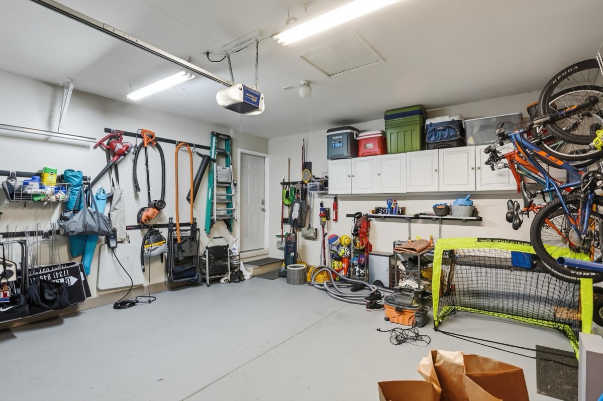 Listing photo 64 — 39031 Meeting House Ln, Livonia, MI