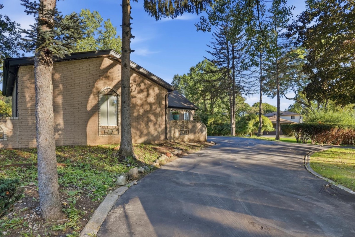 Listing photo 4 — 5355 W Doherty Dr, West Bloomfield Township, MI