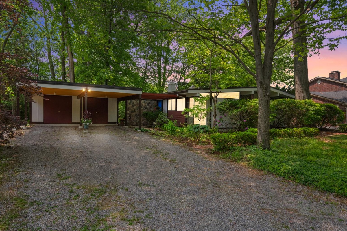 Listing photo 2 — 5959 Rosetta St, Dearborn Heights, MI