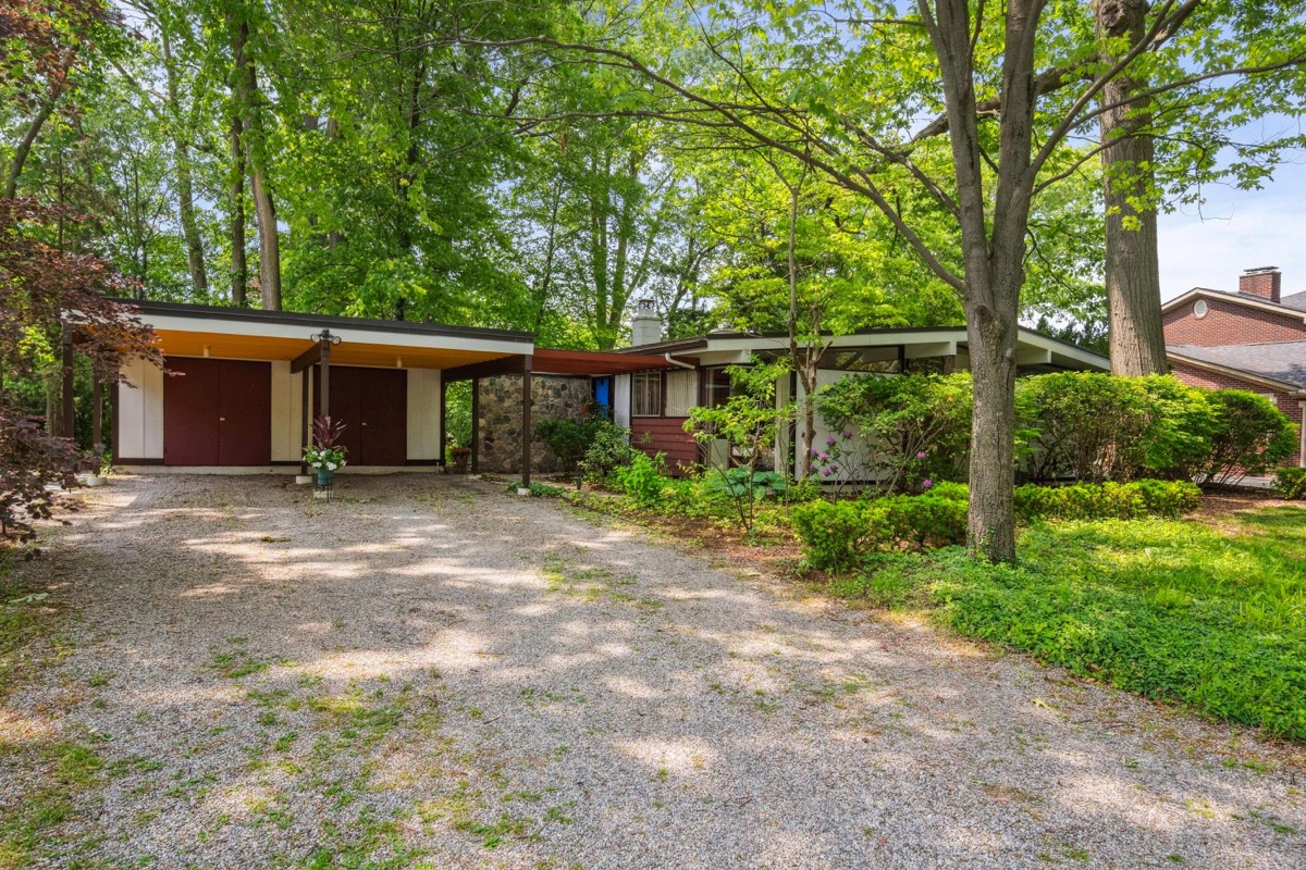 Listing photo 3 — 5959 Rosetta St, Dearborn Heights, MI