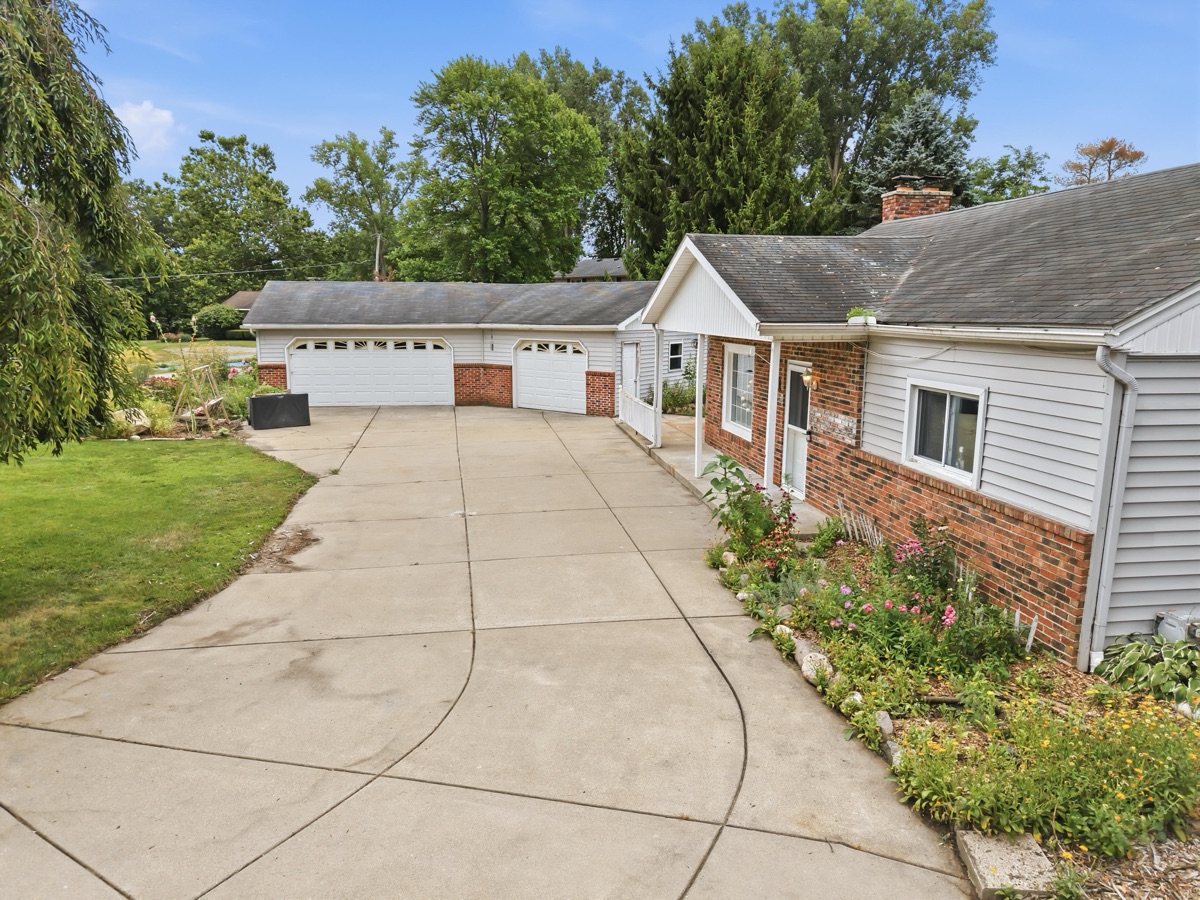 Aerial photo 2 — 701 Artdale Dr, White Lake, MI