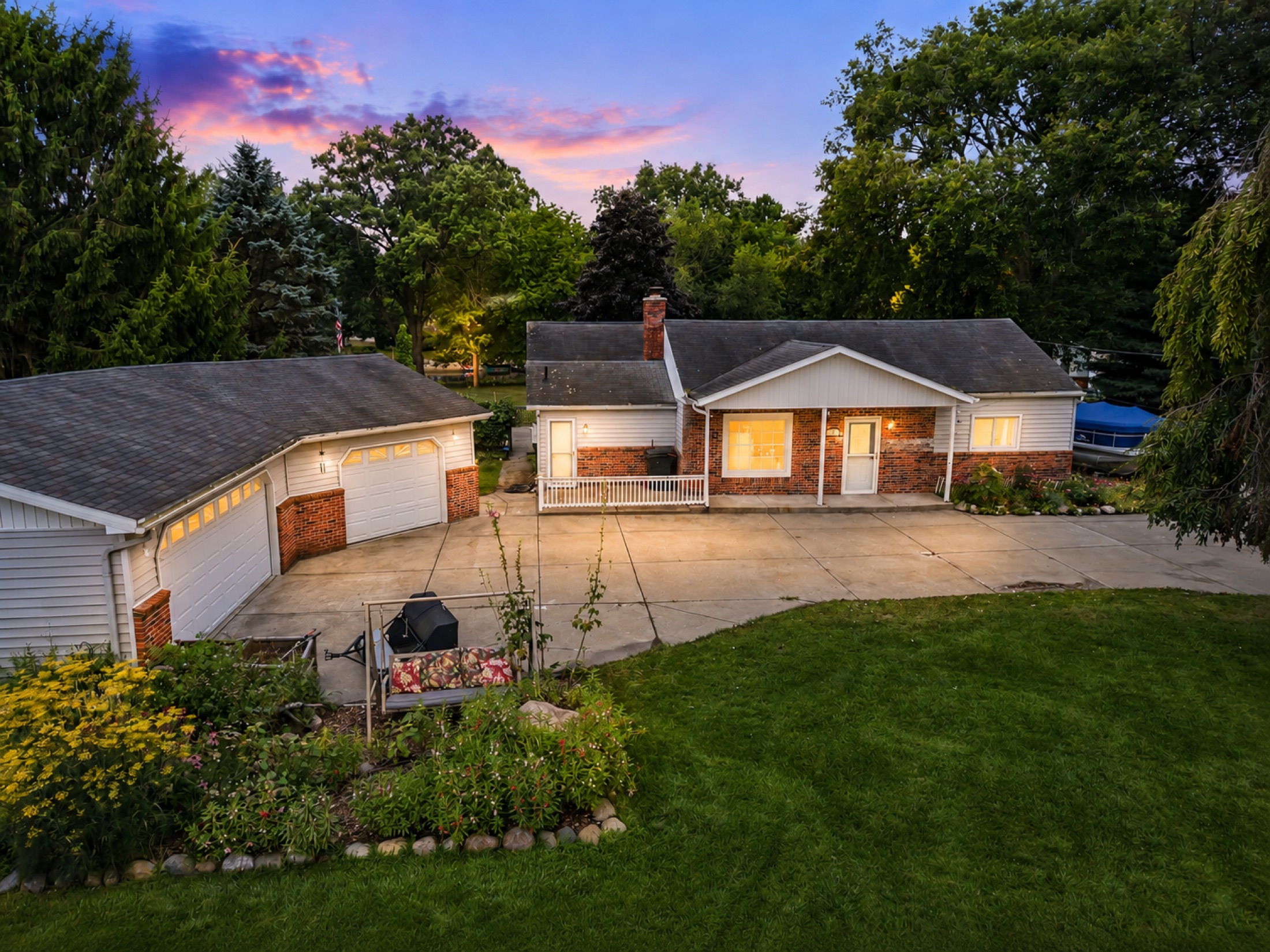 701 Artdale Dr, White Lake, MI