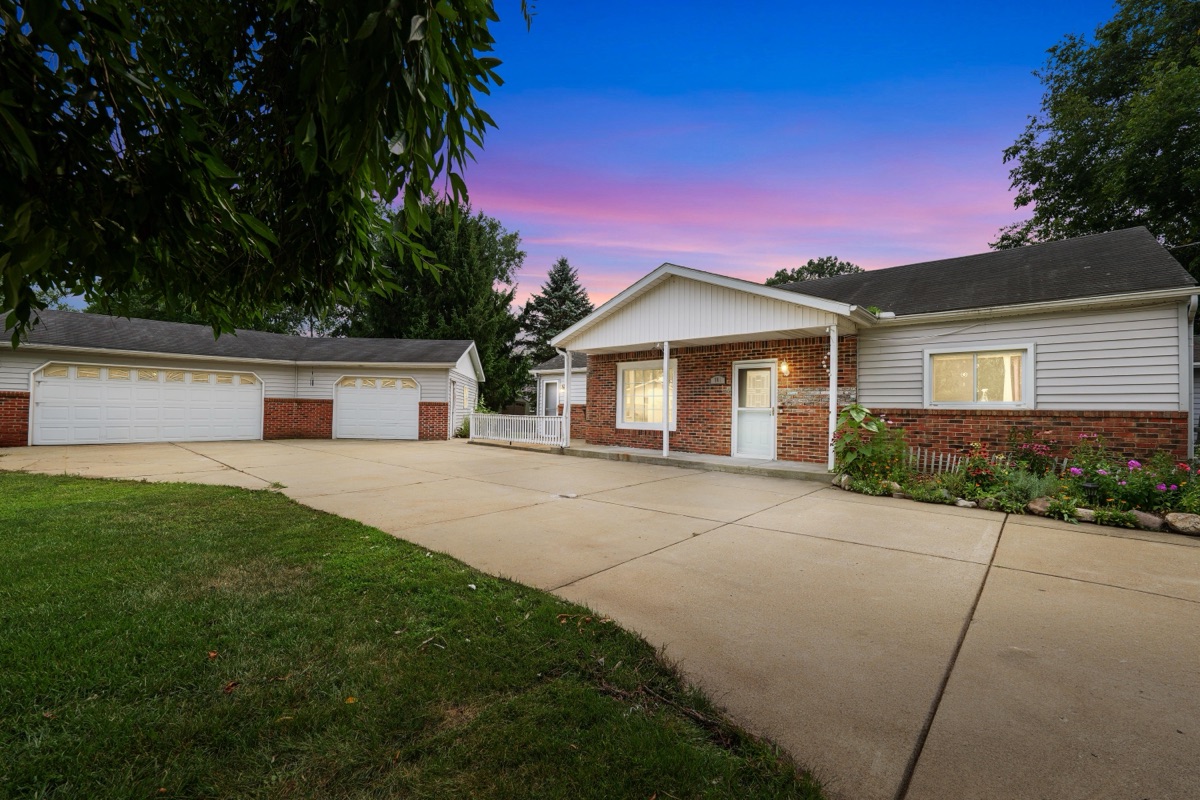 Listing photo 2 — 701 Artdale Dr, White Lake, MI