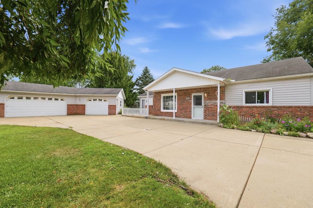 Listing photo 3 — 701 Artdale Dr, White Lake, MI