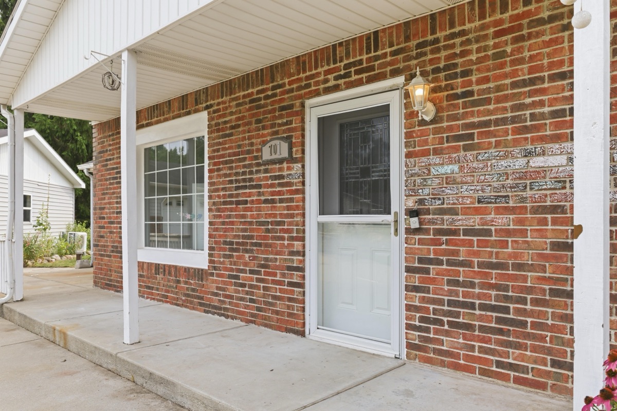 Listing photo 5 — 701 Artdale Dr, White Lake, MI