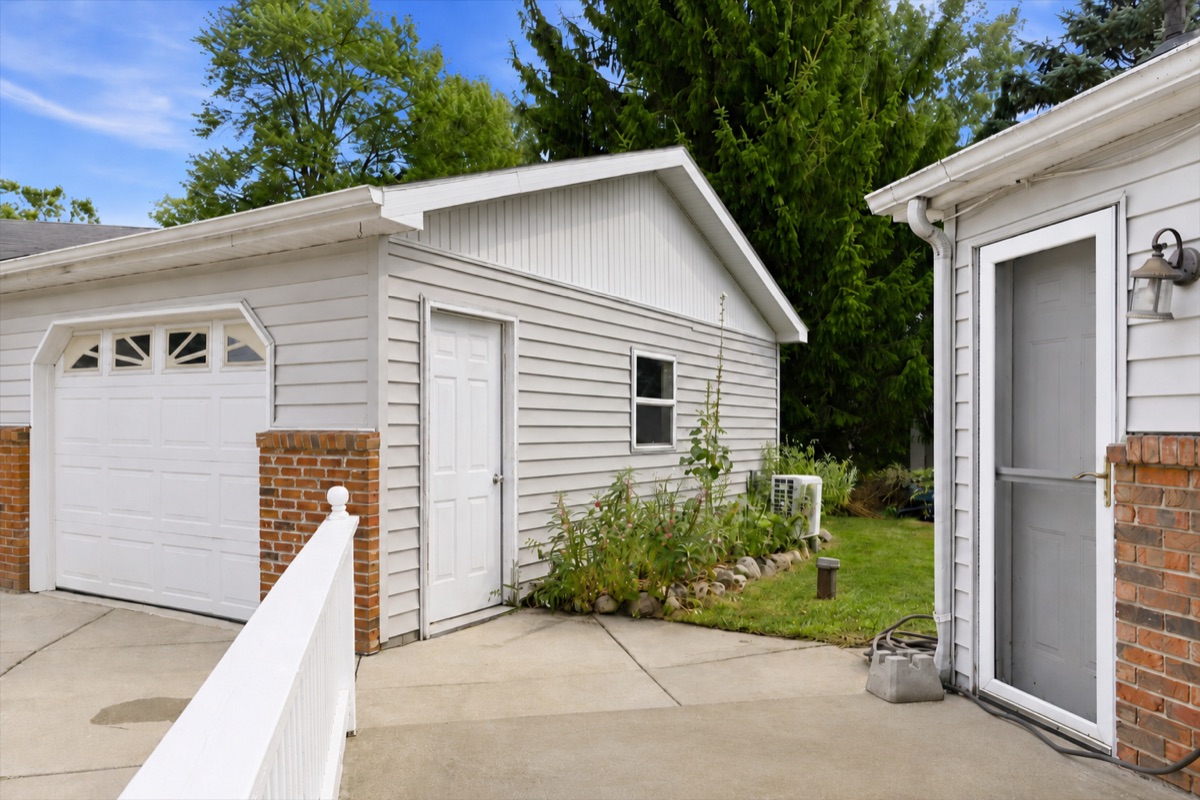 Listing photo 8 — 701 Artdale Dr, White Lake, MI