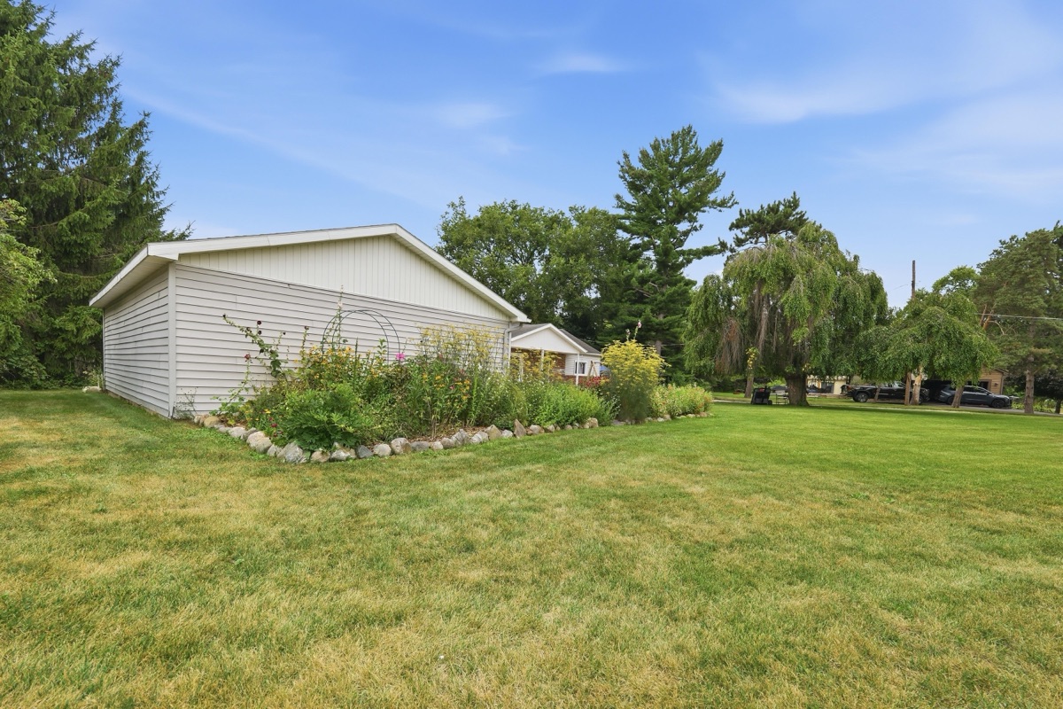 Listing photo 99 — 701 Artdale Dr, White Lake, MI