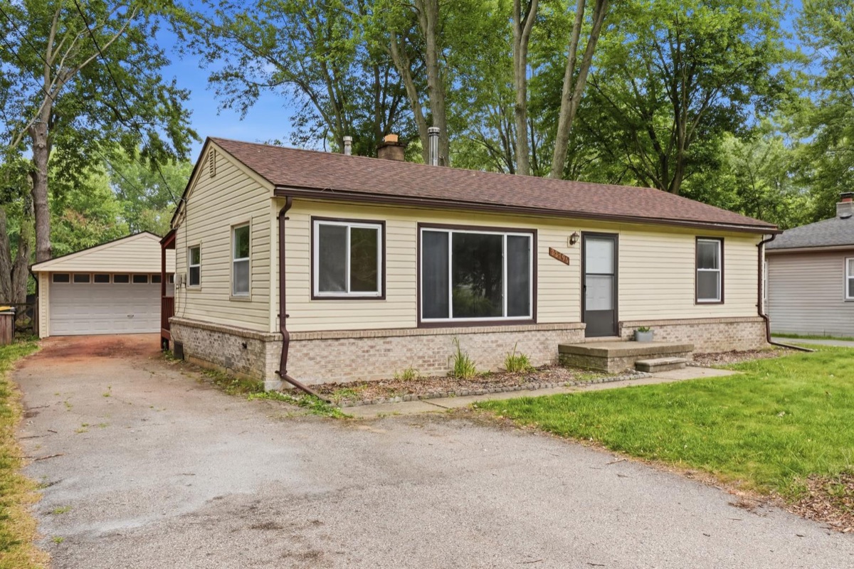 Listing photo 2 — Farmington Hills, MI