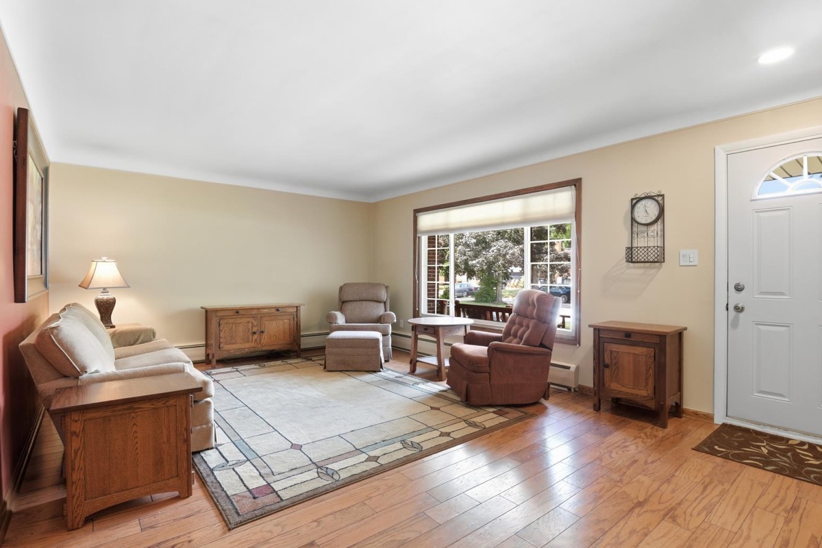 Listing photo 9 — Livonia, MI