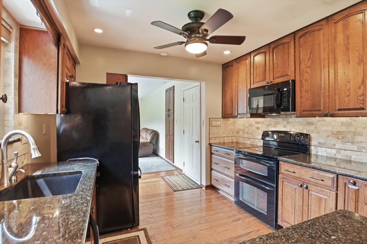 Listing photo 15 — Livonia, MI