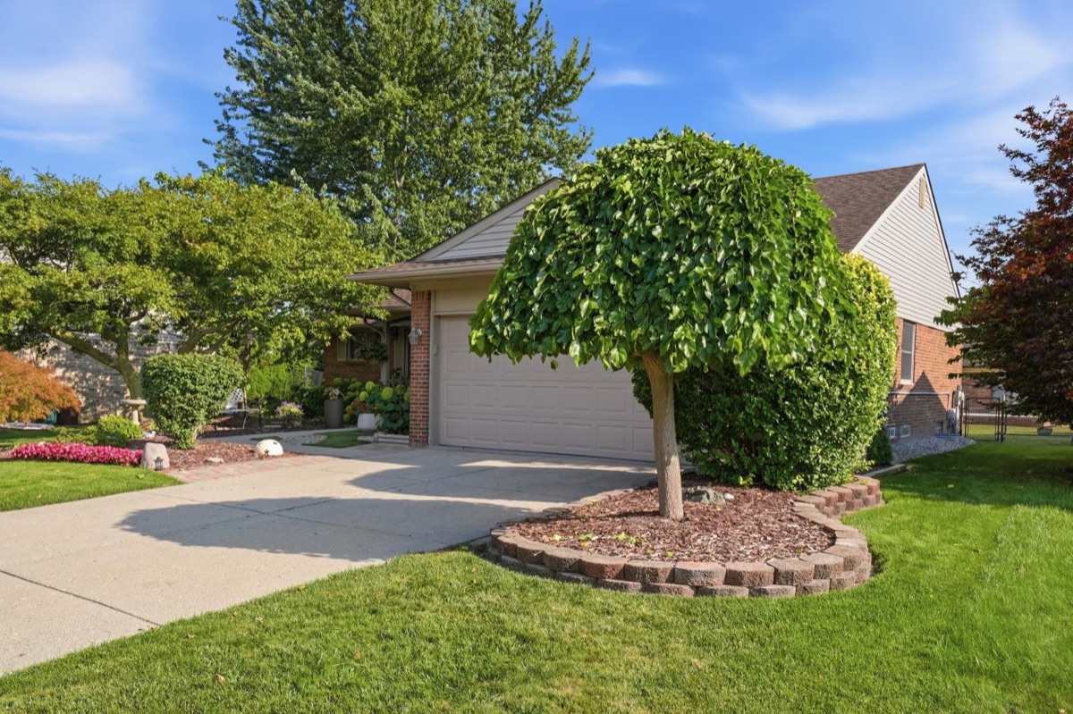 Listing photo 4 — Livonia, MI