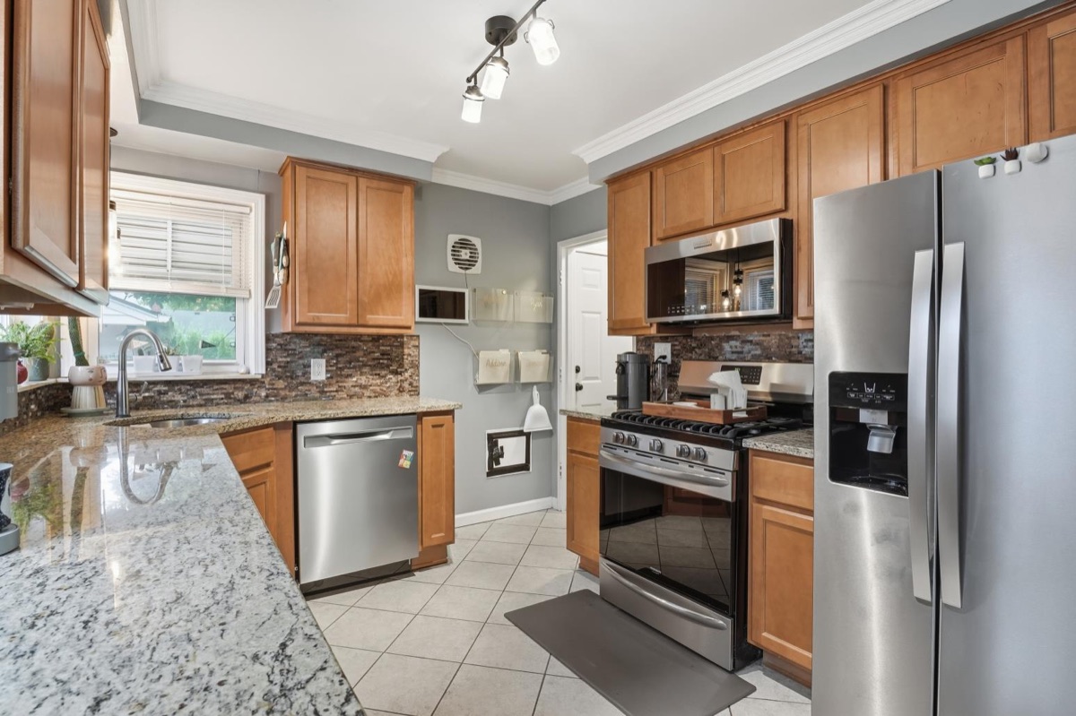 Listing photo 15 — Livonia, MI