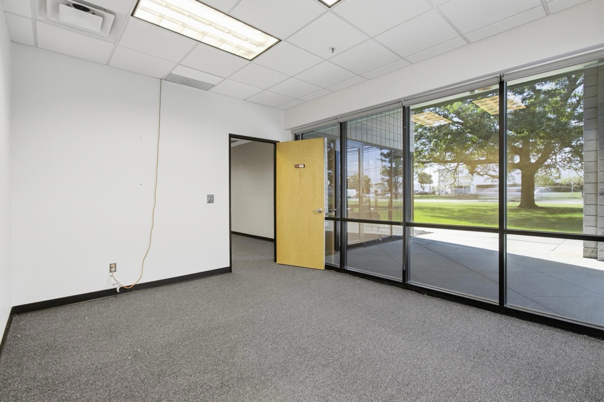 Listing photo 10 — Troy, MI