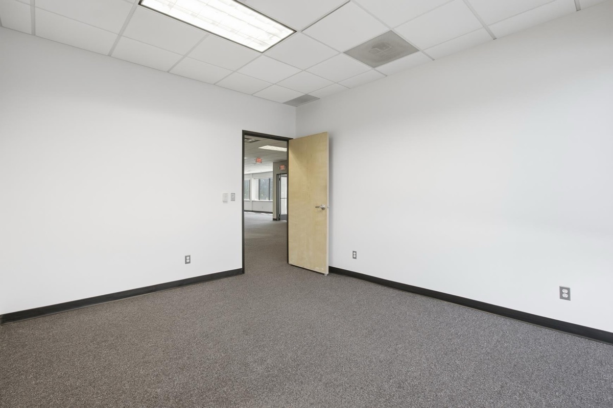 Listing photo 12 — Troy, MI